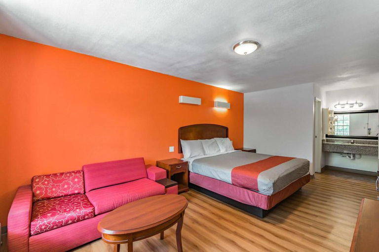 Bedroom 4, Executive Inn, Lee