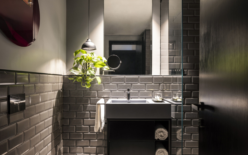 Bathroom 5, Play Midtown