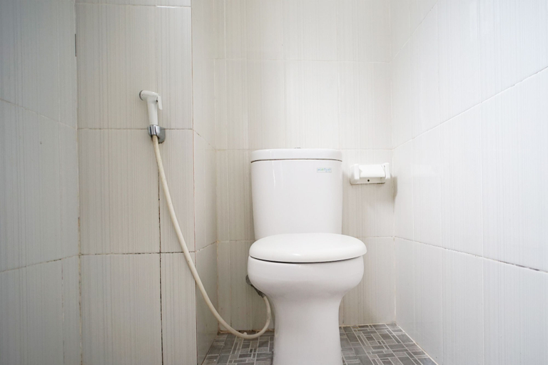 Bathroom 4, OYO 1477 Athar 88 Hotel, Balikpapan