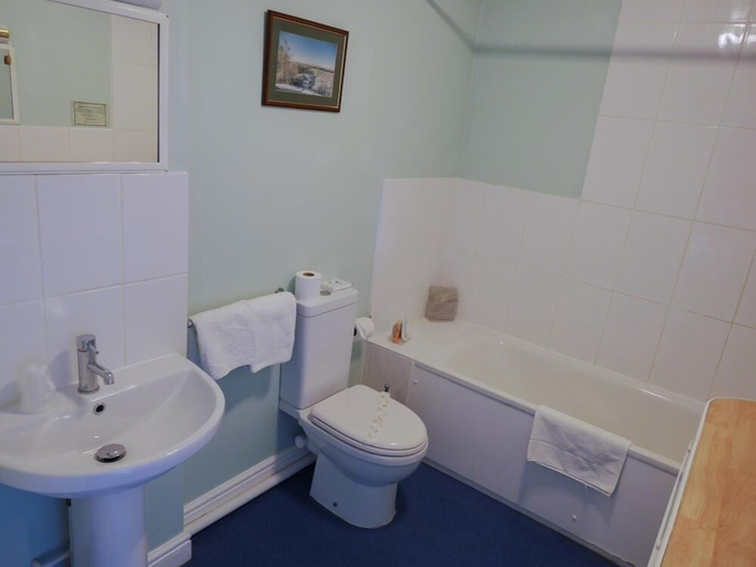 Bathroom 3, The Fountain Inn, Gloucestershire