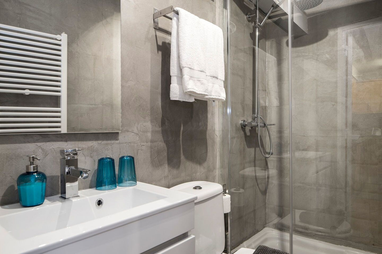 Bathroom 3, Contemporary by Apartments Alfama, Lisbon