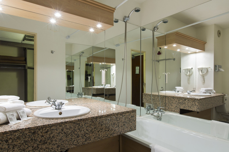 Bathroom 4, Comfort Hotel Toulouse Sud, Haute-Garonne