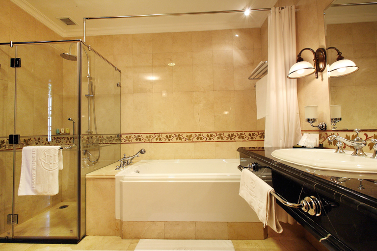 Bathroom 5, Hotel Continental Saigon, District 1