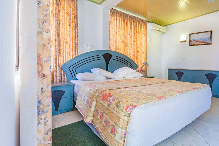 Bedroom 3, Kesdem Hotel, Tema