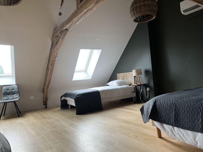 Bedroom 2, Les Appartements du Domaine Gueguen, Yonne