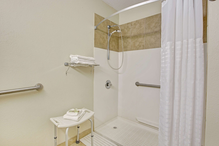 Bathroom 3, Super 8 by Wyndham Shelby, Cleveland