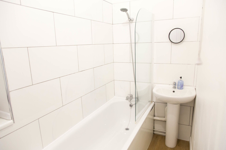 Bathroom 5, Spacious Two Bed in Hackney, London