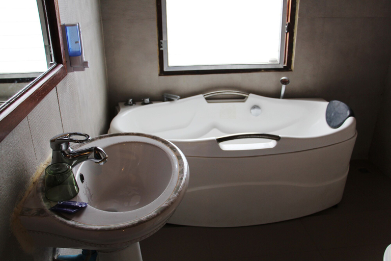 Bathroom 3, Thida Guesthouse, Chomphet