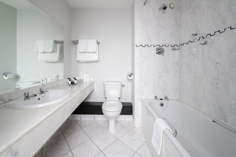 Bathroom 5, Dromhall Hotel