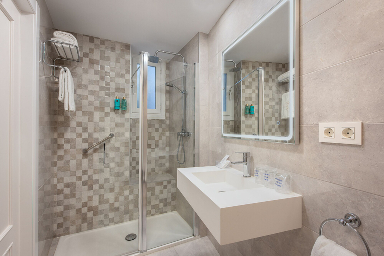 Bathroom 4, Hotel Anacapri, Granada