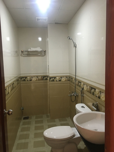 Bathroom 4, Phuong Quang Hotel, Da Nang