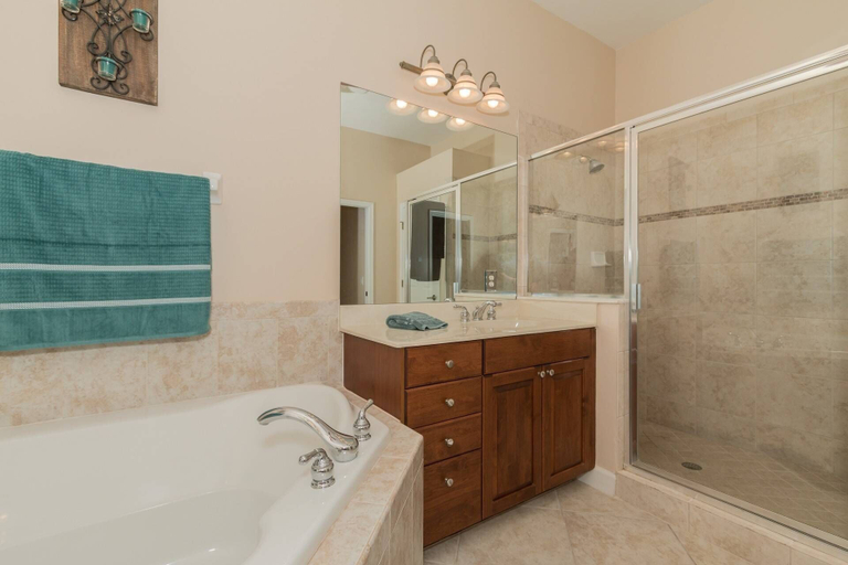 Bathroom 4, Hawthorne 201, Lee