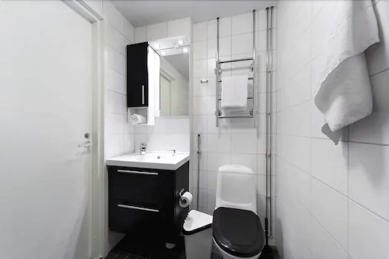 Bathroom 3, Forenom Serviced Apartments Helsinki Lapinlahdenkatu, Uusimaa
