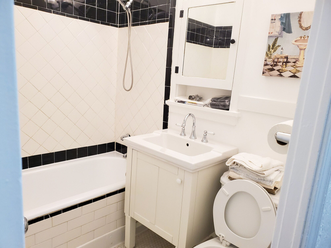 Bathroom 3, Casa Bonita Apartments, Los Angeles