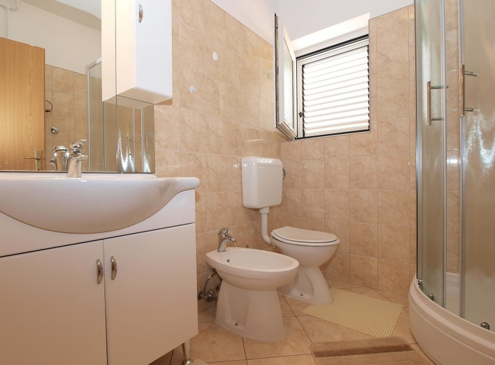 Bathroom, Apartment 1406, Pula
