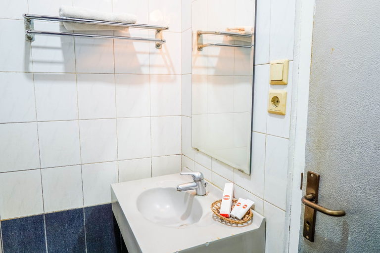 Bathroom 4, Collection O 1452 Hotel Utari, Bandung
