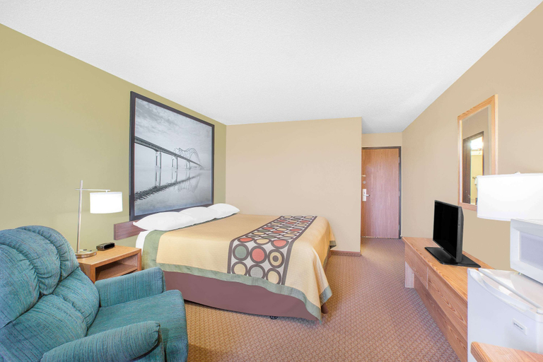 Bedroom 2, Super 8 by Wyndham Mt Pleasant, Henry