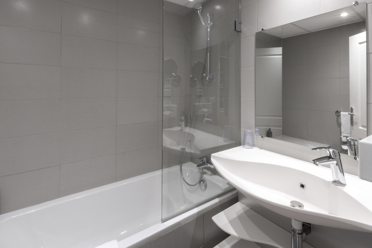 Bathroom 5, Aparthotel Adagio Nice Promenade des Anglais, Alpes-Maritimes