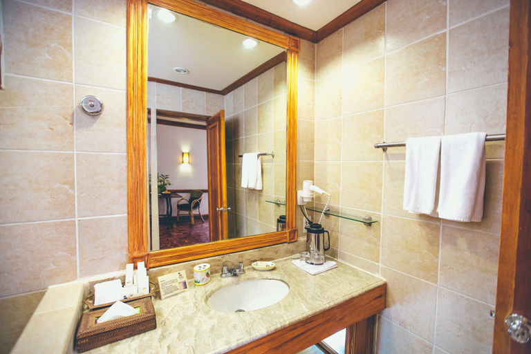 Bathroom 5, Fridays Boracay Resort, Malay