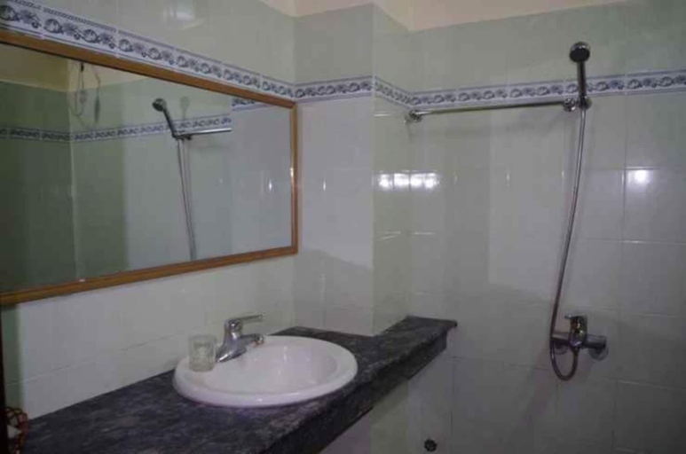 Bathroom 2, Hotel 8 3, Đồng Hới