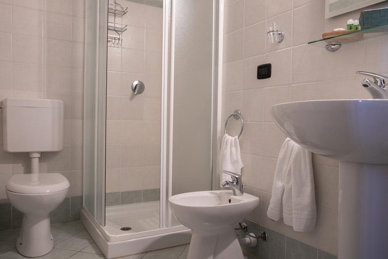 Bathroom 5, Hotel Del Corso, Novara