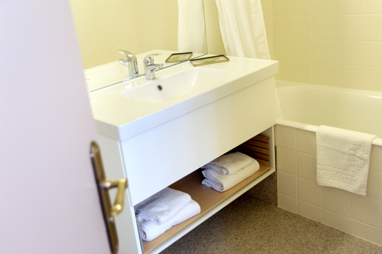 Bathroom 5, Châteaux et Demeures Vallée De L'arc, Bouches-du-Rhône