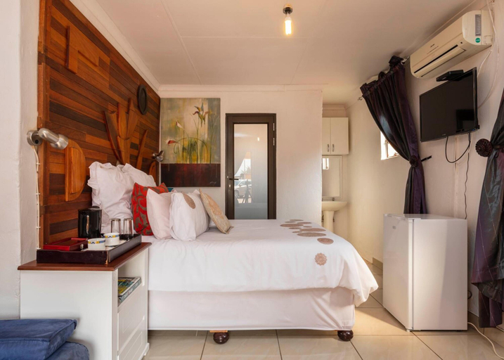Bedroom 2, SelaMod Village guest House, Bojanala