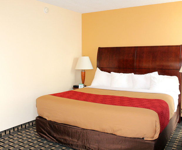 Bedroom 3, Econo Lodge Inn & Suites, Brookings