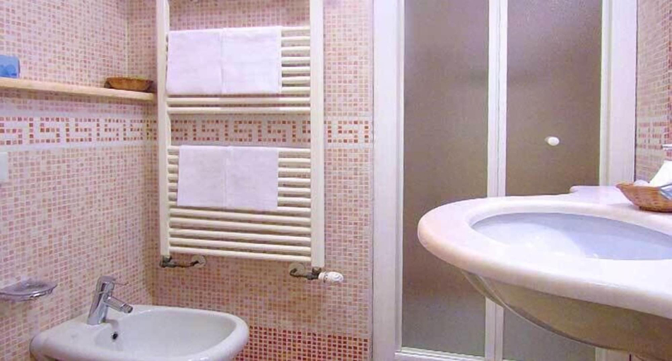 Bathroom 4, Hotel Ludovico Ariosto, Lucca