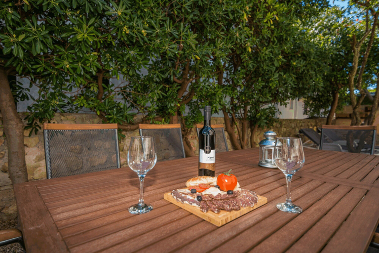 Food & Drinks 4, Apartments Bobeta, Vir