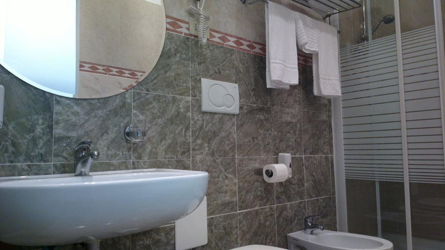 Bathroom 5, Amalia Suites, Rome
