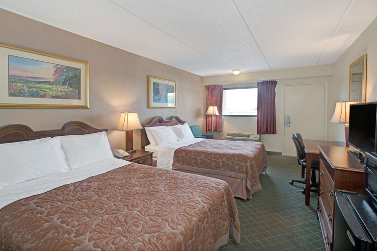 Bedroom 2, Super 8 by Wyndham Shelby, Cleveland