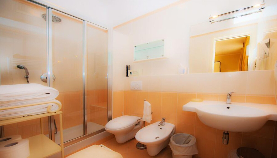 Bedroom 3, Hotel Nuovo Al Mare, Savona
