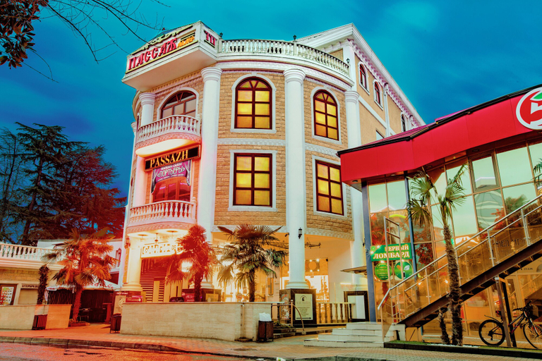 Exterior & Views