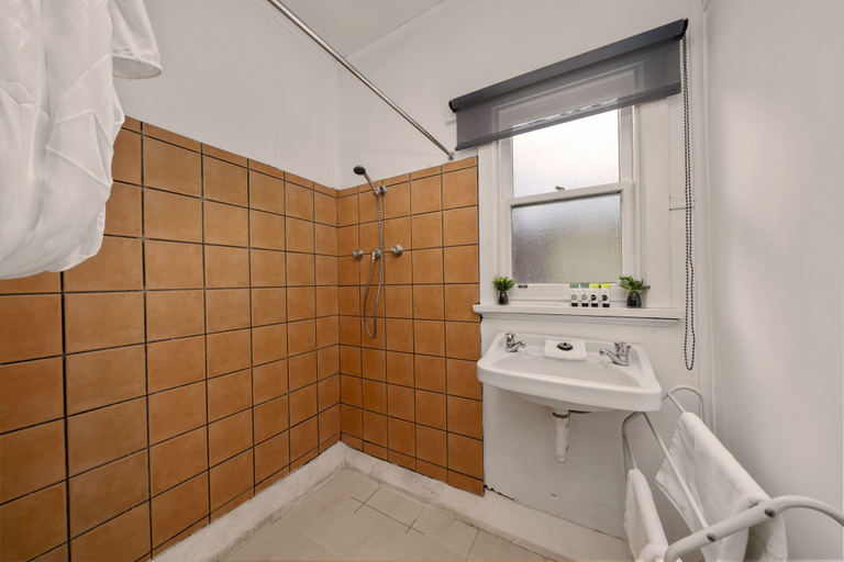 Bathroom 3, Giants Table and Cottages, Derwent Valley