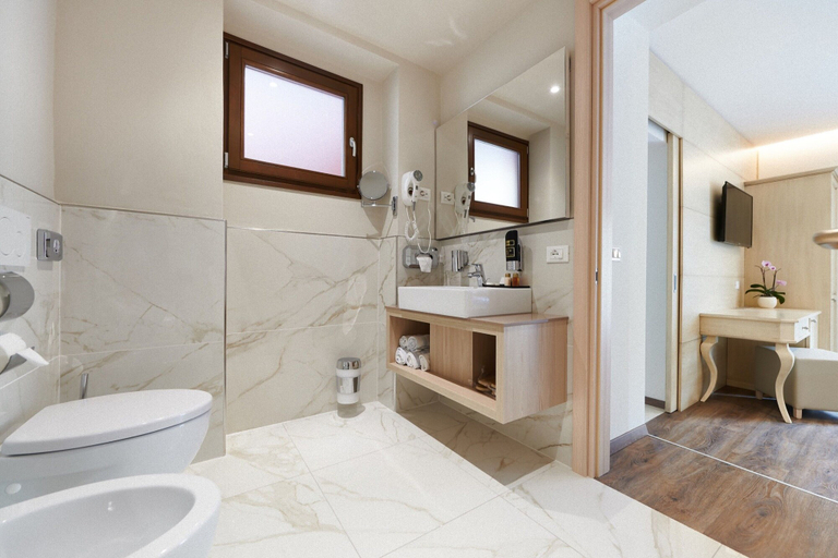 Bathroom 5, Lake Front Hotel Brenzone, Verona