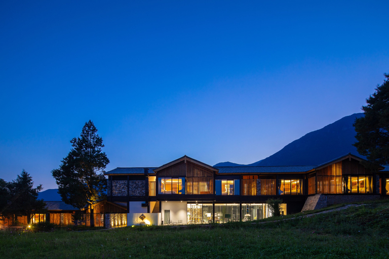Exterior & Views