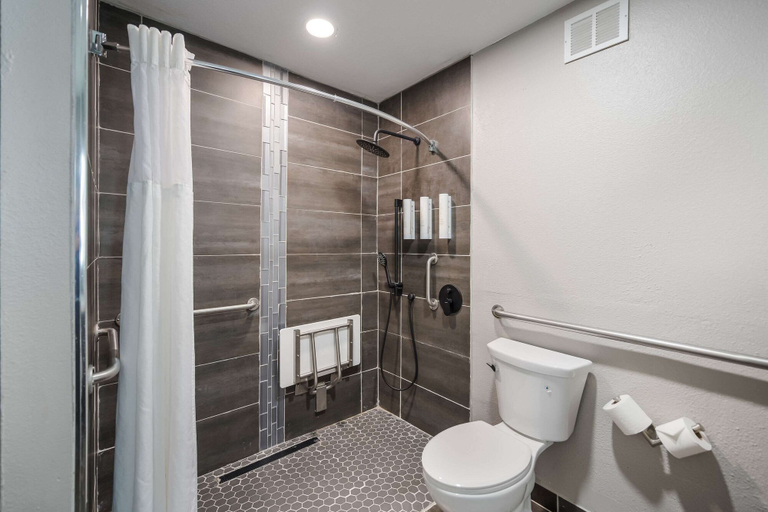 Bathroom 4, Clarion Pointe Marshall, Harrison