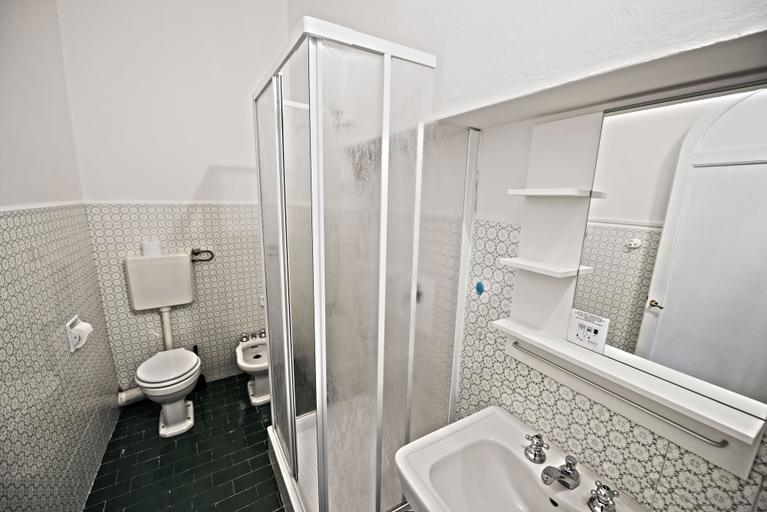Bathroom 2, Santi Apostoli, Florence