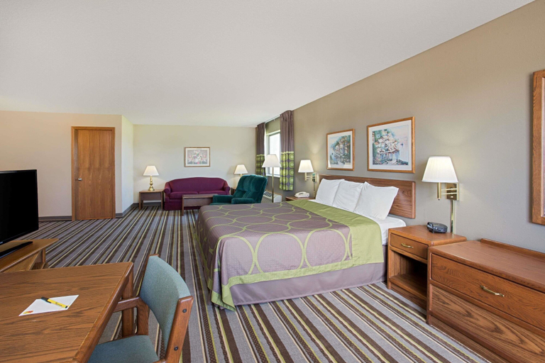 Bedroom 3, Super 8 by Wyndham Charles City, Floyd