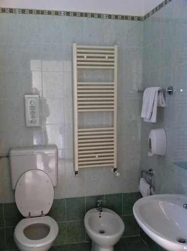 Bathroom 4, Hotel Atleti, Foggia