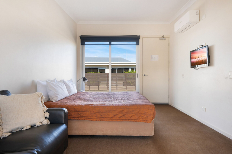Bedroom 2, Smart Stayzzz Inns Clermont, Belyando