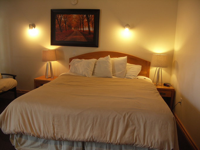 Bedroom 2, Rainbow Inn, Muskoka