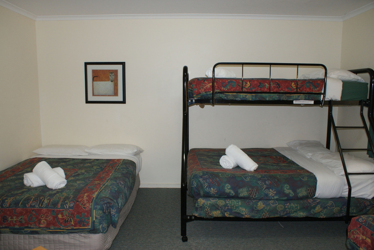 Bedroom 3, Warrnambool Motel and Holiday Park, Warrnambool