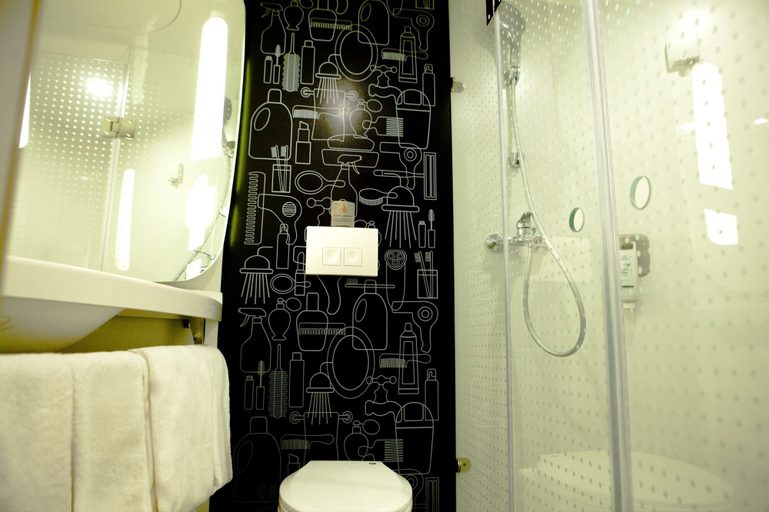 Bathroom 4, ibis Tianjin Railway Station Hotel, Tianjin