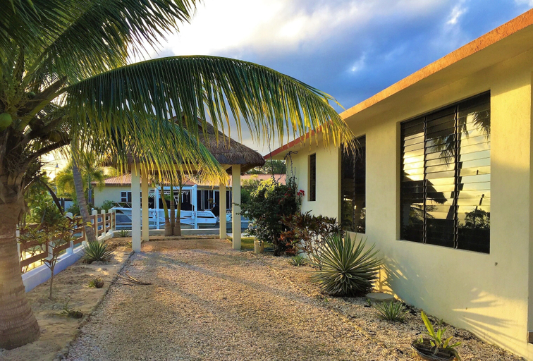 Exterior & Views 2, Royale Manor