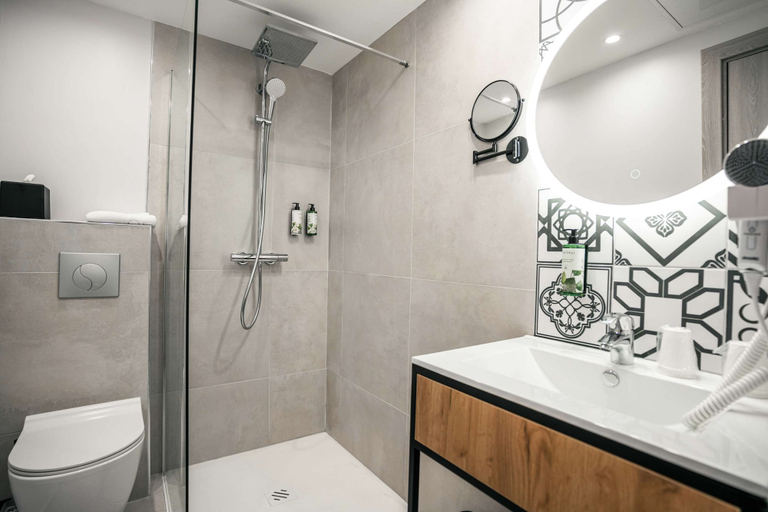 Bathroom 4, Hôtel Univers, Alpes-Maritimes