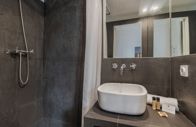 Bathroom 4, Chiado Balcony Apartment, Lisbon