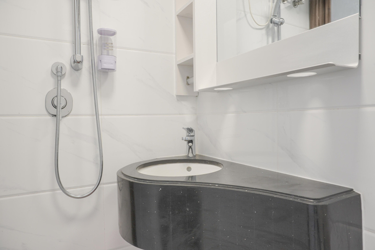 Bathroom 4, Warm And Cozy Stay Studio Apartment At Sky House Bsd, South Tangerang