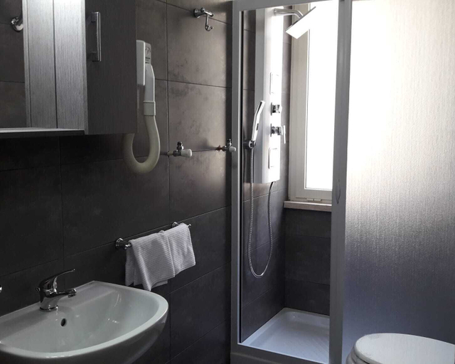Bathroom 4, Hotel Marconi, Frosinone